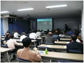 写真：「足場からの転落防止実験」の講演