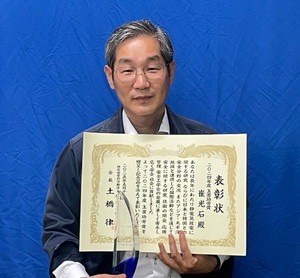 賞状と盾を持つ崔部長