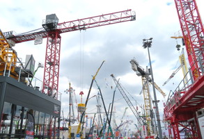 屋外展示場（クレーンエリア）の様子