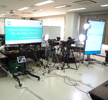 (d) 会議室に設置されたカメラ、照明等の機器