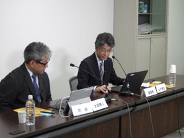 写真3　オンライン参加者からの質問について質疑応答する大塚と山本