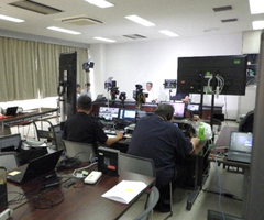 (a) 配信をサポートする技術スタッフ