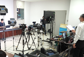 (b) 開始前の接続テストとリハーサルの様子