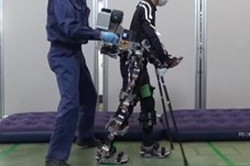 図2　左：健常者によるプロトタイプを装着した歩行の様子