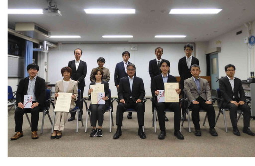理事長（前列中央）表彰後に研究代表者とともに