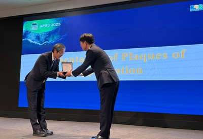 崔部長が Appreciation Plaque(感謝盾) を受領している様子