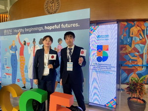 写真４　　会場にて筆者らの記念撮影