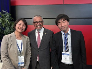 写真4 会場にてテドロス事務局長(中央)と筆者らの記念撮影